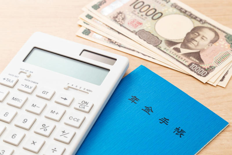 「住民税非課税世帯」に該当するのはどんな世帯?, 「住民税非課税」に該当する人の要件とは?, 【65歳以上】住民税非課税になる人の「年金受給額」は月額いくら?, 【65歳以上】「住民税非課税世帯」に該当するのは?, 【65歳以上】「住民税非課税世帯」が受けられる優遇措置にはどんな制度があるの?, 国民健康保険料の軽減措置, 医療費の軽減措置, 介護費用の軽減措置, 年金生活者支援給付金の受給