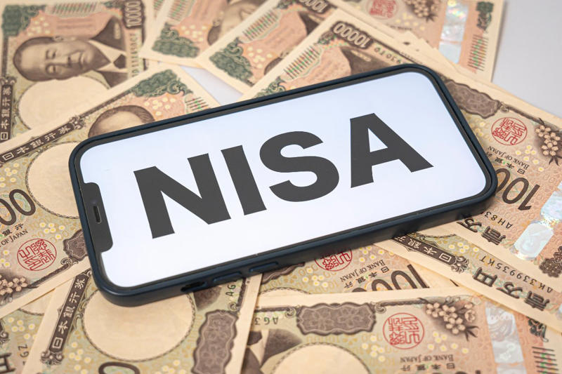 知っておきたい!新NISAの「メリット」とは?, 「新NISA」で押さえておきたい6つの特徴, 【利回り別】40歳から65歳「毎月5万円」で積立投資を行った場合, 【試算結果を見る】「毎月5万円」×25年×「年1〜5%」で積立投資, 【積立額別】25年間で「2000万円」を目指す場合, 【試算結果を見る】「25年間」×3%で積立投資, 【段階的に増やす資産形成】収入の増加にあわせて積立金額も増やした場合, 新NISAを活かすには「非課税」と「長期積立」の組み合わせが重要
