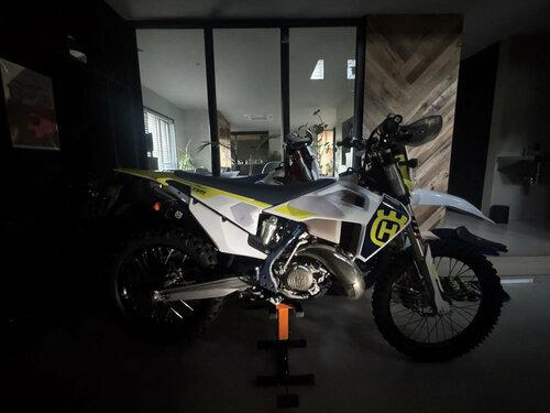 宮崎に届いた「最後の公道2スト」ハスクバーナTE150, 「EVを3代続けた会社は、世界で日産だけ」, 最初からBセグのクロスオーバーEVとして企画がスタートした, ボクシーなSUVでなく、シュッとした姿である理由, 3代目にして初めて採用した“真のEV専用プラットフォーム”, エンジン用の「大穴」がなくなった──サブフレームが静けさを生む, 磁石の位相をずらす~新モーターユニットの静粛技術, 「3段折れ」制御~1万分の1秒、3ミリ刻みのトルク管理, EVの進化は「何秒で何キロ」ではない~日産が積み重ねた技術思想, 「普通にするための努力が、まったく普通ではありません」, リーフは「世界初の量産型EV」なのか?, EVの歴史は19世紀に始まった, 「たま電気自動車」~日産のルーツが生んだ戦後のEV, オイルショックが再点火したEV開発の火, 90年代、リースプログラムで実用化へ