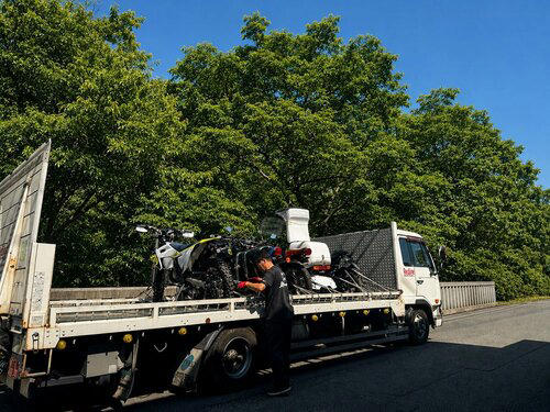 宮崎に届いた「最後の公道2スト」ハスクバーナTE150, 「EVを3代続けた会社は、世界で日産だけ」, 最初からBセグのクロスオーバーEVとして企画がスタートした, ボクシーなSUVでなく、シュッとした姿である理由, 3代目にして初めて採用した“真のEV専用プラットフォーム”, エンジン用の「大穴」がなくなった──サブフレームが静けさを生む, 磁石の位相をずらす~新モーターユニットの静粛技術, 「3段折れ」制御~1万分の1秒、3ミリ刻みのトルク管理, EVの進化は「何秒で何キロ」ではない~日産が積み重ねた技術思想, 「普通にするための努力が、まったく普通ではありません」, リーフは「世界初の量産型EV」なのか?, EVの歴史は19世紀に始まった, 「たま電気自動車」~日産のルーツが生んだ戦後のEV, オイルショックが再点火したEV開発の火, 90年代、リースプログラムで実用化へ