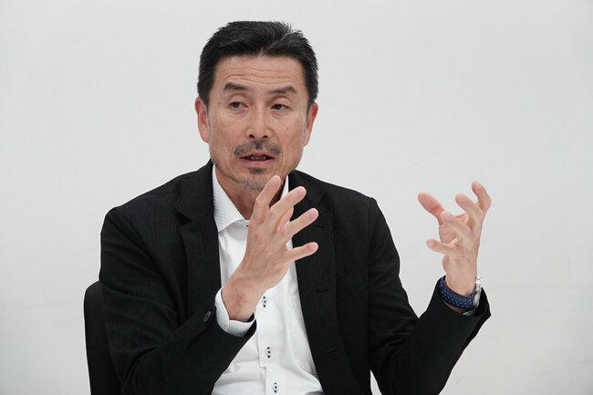 宮崎に届いた「最後の公道2スト」ハスクバーナTE150, 「EVを3代続けた会社は、世界で日産だけ」, 最初からBセグのクロスオーバーEVとして企画がスタートした, ボクシーなSUVでなく、シュッとした姿である理由, 3代目にして初めて採用した“真のEV専用プラットフォーム”, エンジン用の「大穴」がなくなった──サブフレームが静けさを生む, 磁石の位相をずらす~新モーターユニットの静粛技術, 「3段折れ」制御~1万分の1秒、3ミリ刻みのトルク管理, EVの進化は「何秒で何キロ」ではない~日産が積み重ねた技術思想, 「普通にするための努力が、まったく普通ではありません」, リーフは「世界初の量産型EV」なのか?, EVの歴史は19世紀に始まった, 「たま電気自動車」~日産のルーツが生んだ戦後のEV, オイルショックが再点火したEV開発の火, 90年代、リースプログラムで実用化へ