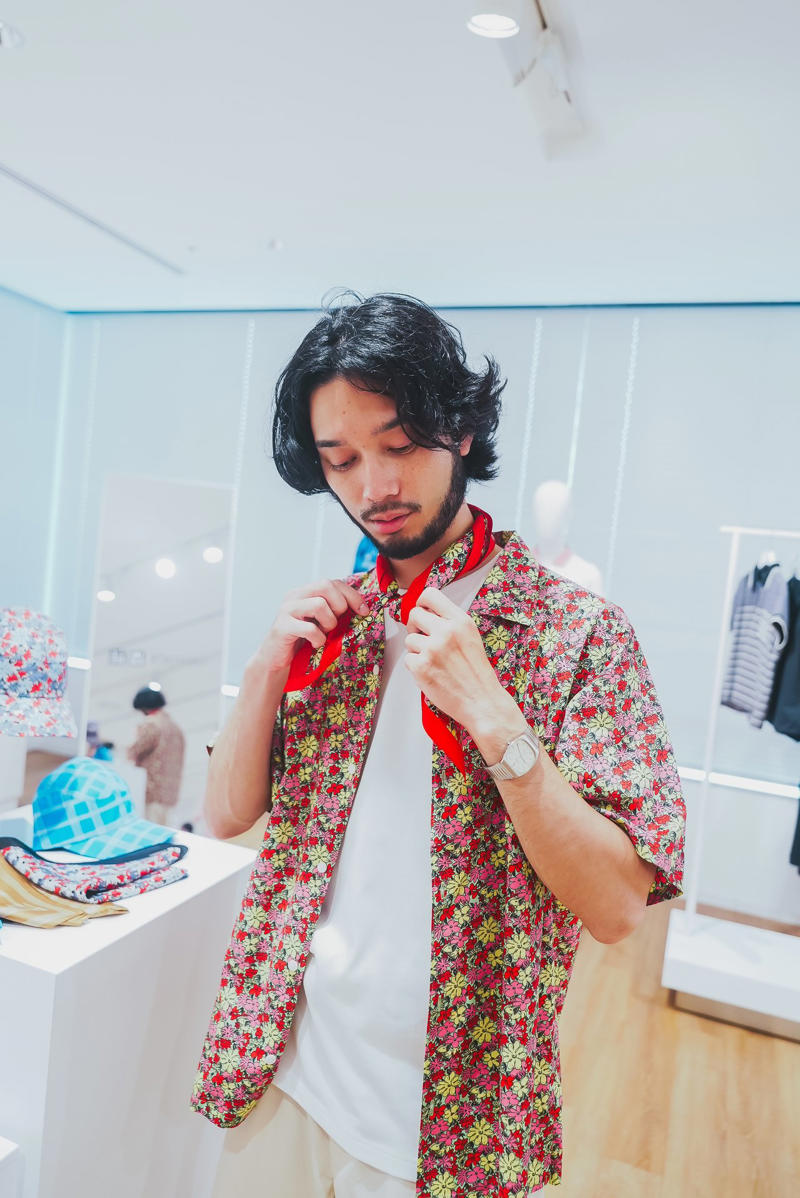      ②シルクプリントスカーフ　(各)2,990   ,      ③ブロードシャツ(￥3,990)・④タックショーツ(￥3,990)   ,      ⑤スーピマコットンオーバーサイズTシャツ(￥2,990)・⑥ワイドショーツ(￥3,990)   ,      ⑧ドライカノコスリムフィットボーダーポロシャツ　￥2,990   ,      [WOMEN'S]ストライプミニポロシャツ　￥2,990   