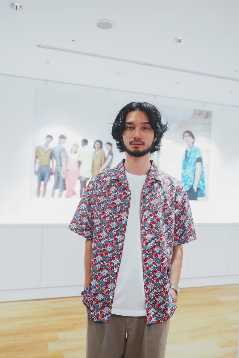      ②シルクプリントスカーフ　(各)2,990   ,      ③ブロードシャツ(￥3,990)・④タックショーツ(￥3,990)   ,      ⑤スーピマコットンオーバーサイズTシャツ(￥2,990)・⑥ワイドショーツ(￥3,990)   ,      ⑧ドライカノコスリムフィットボーダーポロシャツ　￥2,990   ,      [WOMEN'S]ストライプミニポロシャツ　￥2,990   