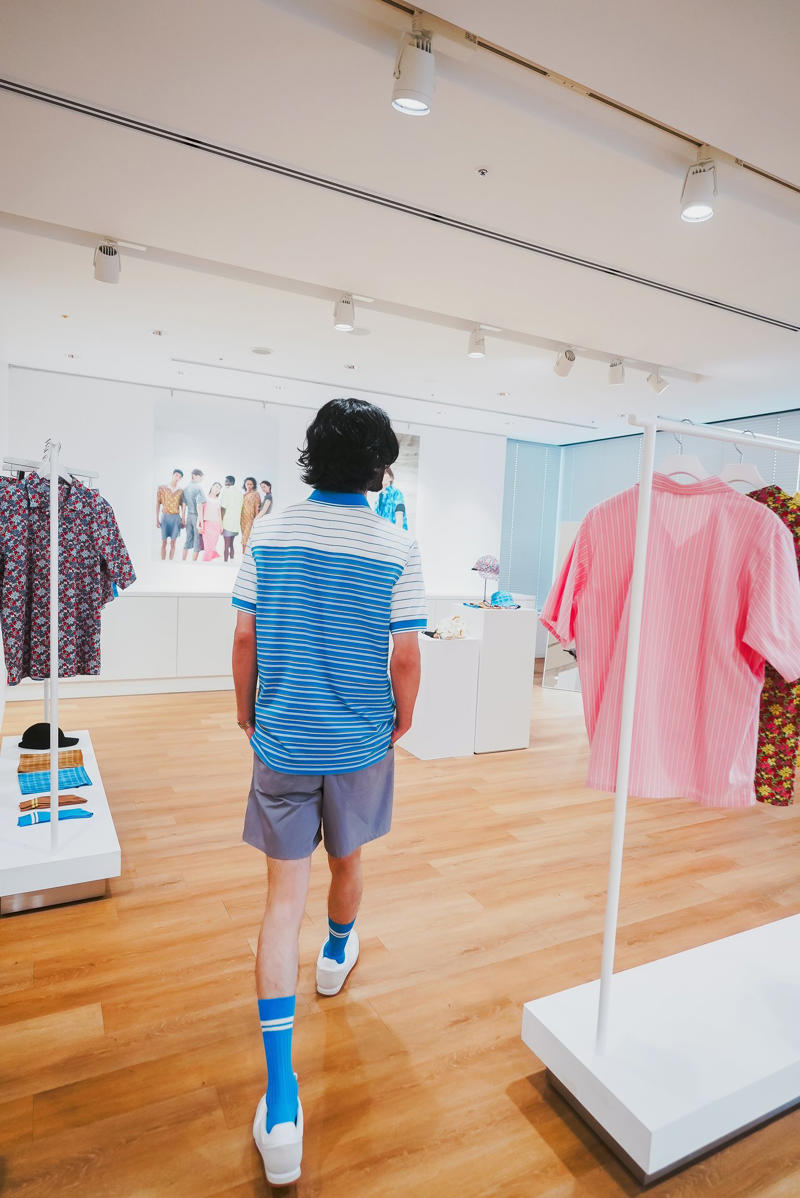      ②シルクプリントスカーフ　(各)2,990   ,      ③ブロードシャツ(￥3,990)・④タックショーツ(￥3,990)   ,      ⑤スーピマコットンオーバーサイズTシャツ(￥2,990)・⑥ワイドショーツ(￥3,990)   ,      ⑧ドライカノコスリムフィットボーダーポロシャツ　￥2,990   ,      [WOMEN'S]ストライプミニポロシャツ　￥2,990   