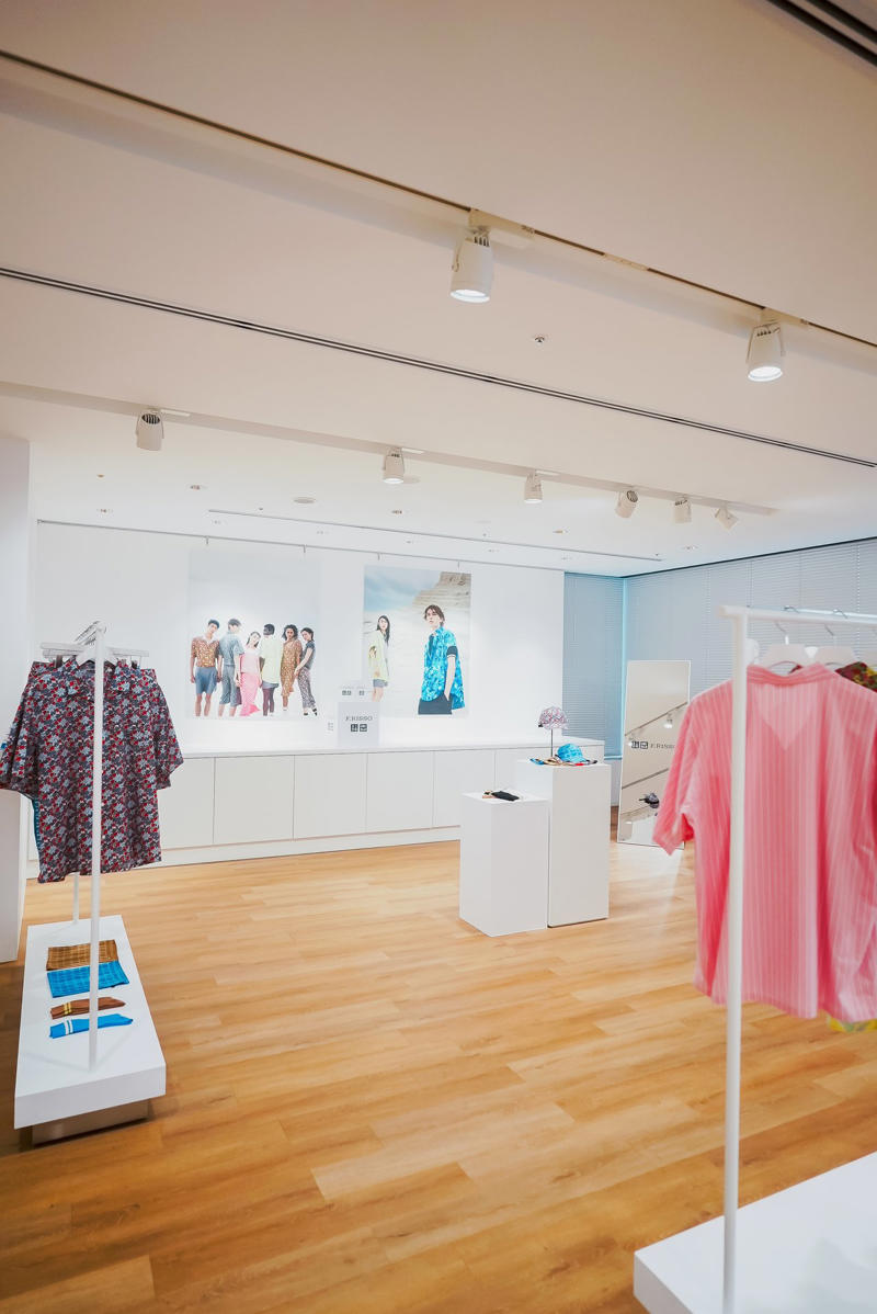      ②シルクプリントスカーフ　(各)2,990   ,      ③ブロードシャツ(￥3,990)・④タックショーツ(￥3,990)   ,      ⑤スーピマコットンオーバーサイズTシャツ(￥2,990)・⑥ワイドショーツ(￥3,990)   ,      ⑧ドライカノコスリムフィットボーダーポロシャツ　￥2,990   ,      [WOMEN'S]ストライプミニポロシャツ　￥2,990   