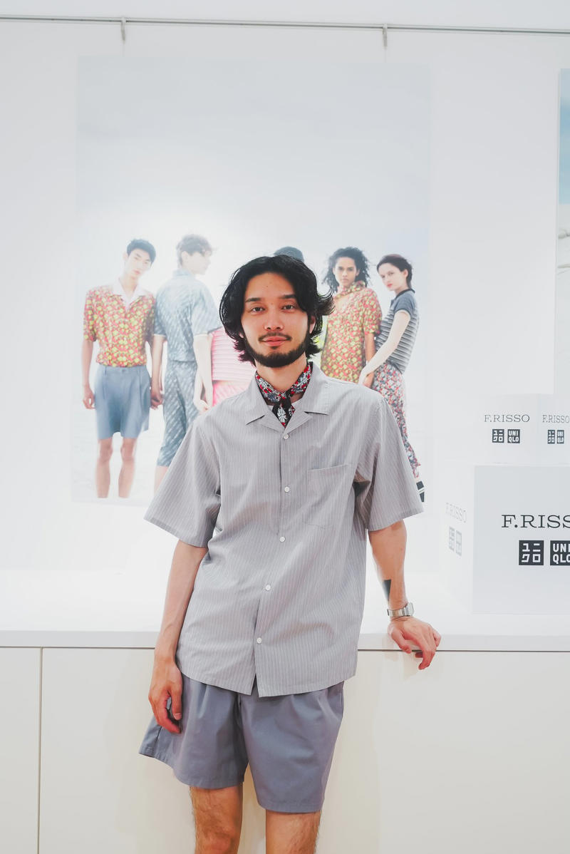      ②シルクプリントスカーフ　(各)2,990   ,      ③ブロードシャツ(￥3,990)・④タックショーツ(￥3,990)   ,      ⑤スーピマコットンオーバーサイズTシャツ(￥2,990)・⑥ワイドショーツ(￥3,990)   ,      ⑧ドライカノコスリムフィットボーダーポロシャツ　￥2,990   ,      [WOMEN'S]ストライプミニポロシャツ　￥2,990   