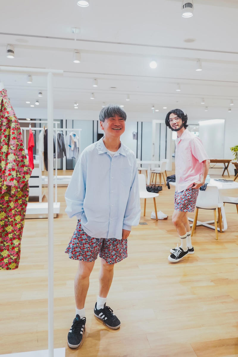      ②シルクプリントスカーフ　(各)2,990   ,      ③ブロードシャツ(￥3,990)・④タックショーツ(￥3,990)   ,      ⑤スーピマコットンオーバーサイズTシャツ(￥2,990)・⑥ワイドショーツ(￥3,990)   ,      ⑧ドライカノコスリムフィットボーダーポロシャツ　￥2,990   ,      [WOMEN'S]ストライプミニポロシャツ　￥2,990   