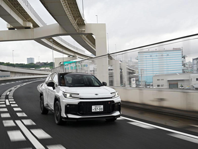 「都会派」がやっぱり気持ちいい!? 自由なライフスタイルをサポート, 先進性にあふれるデザイン。実用性でもクラス随一, 新世代PHEVシステムで、兄貴分に勝るパフォーマンスを実現, 単なる「操る楽しさ」ではなく、「最適解」をつきつめたGR SPORT