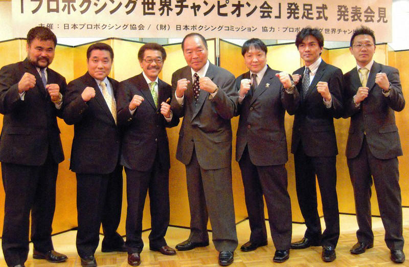 軽妙な語りに多彩な人生経験をにじませる＝東京都中野区で2007年10月29日、松田嘉徳撮影, 大きな声で「発車オーライ」と叫ぶガッツ石松さん＝JR宇都宮駅で2005年8月20日撮影, 世界ボクシング評議会（WBC）ライト級タイトル戦で王者ロドルホ・ゴンザレス（メキシコ）にKO勝ちし、悲願の王座を手にしてファンの祝福に応えるガッツ石松（ヨネクラ）＝日大講堂で1974年4月11日撮影, 対センサク戦へ向けファイティングポーズを示すガッツ石松＝東京・目白のレインボークラブ・ヨネクラジムで1977年3月24日撮影, 第3ラウンド、ガッツ石松が右フックでロハスを攻める＝東京・両国の日大講堂で1975年12月4日撮影, 世界ボクシング評議会（WBC）ライト級タイトル戦の2回、チャンピオンのガッツ石松のストレートがチュリー・ピネダをとらえる。ガッツ石松は判定で4度目の防衛＝近大記念会館で1975年6月5日撮影, 挑戦者ピネダを15ラウンド判定で破り4度目の防衛に成功のガッツ石松＝近大記念会館で1975年6月5日撮影, チャンピオンのゴンザレスを8回KOで破り、ファンの祝福にこたえるガッツ石松＝日大講堂で1974年4月11日撮影, ケン・ブキャナンとのタイトルマッチを前に強気のチャンピオン、ガッツ石松＝東京・赤坂プリンスホテルで1975年2月26日撮影, 輪島功一さん（右端）やガッツ石松さん（右から2人目）ら歴代チャンピオンと一緒にポーズをとる坂田健史氏（右から3人目）＝東京都稲城市の京王線稲城駅前で2011年4月22日、松本惇撮影, 選手とハイタッチするガッツ全栃木野球クラブ総監督のガッツ石松さん（左）＝西武ドームで2009年9月5日、梅田麻衣子撮影, プロボクシング世界チャンピオン会を発足させたガッツ石松氏（左から4人目）ら＝2010年5月14日、安田光高撮影