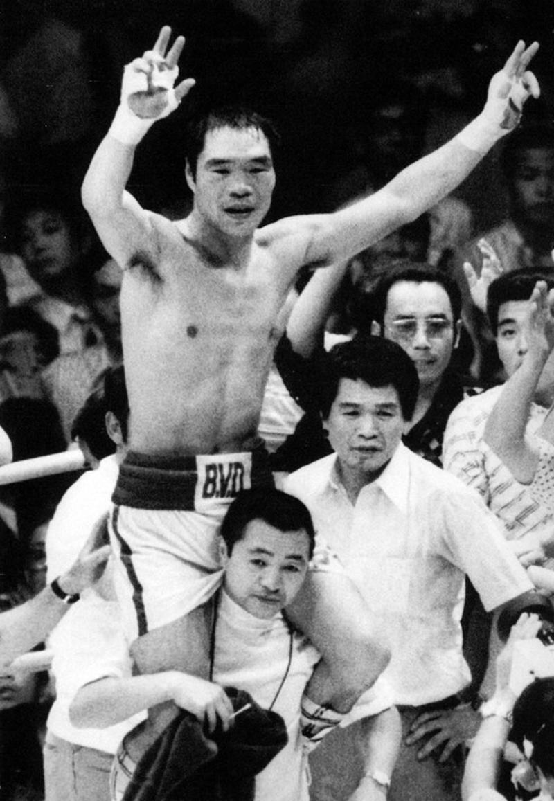 軽妙な語りに多彩な人生経験をにじませる＝東京都中野区で2007年10月29日、松田嘉徳撮影, 大きな声で「発車オーライ」と叫ぶガッツ石松さん＝JR宇都宮駅で2005年8月20日撮影, 世界ボクシング評議会（WBC）ライト級タイトル戦で王者ロドルホ・ゴンザレス（メキシコ）にKO勝ちし、悲願の王座を手にしてファンの祝福に応えるガッツ石松（ヨネクラ）＝日大講堂で1974年4月11日撮影, 対センサク戦へ向けファイティングポーズを示すガッツ石松＝東京・目白のレインボークラブ・ヨネクラジムで1977年3月24日撮影, 第3ラウンド、ガッツ石松が右フックでロハスを攻める＝東京・両国の日大講堂で1975年12月4日撮影, 世界ボクシング評議会（WBC）ライト級タイトル戦の2回、チャンピオンのガッツ石松のストレートがチュリー・ピネダをとらえる。ガッツ石松は判定で4度目の防衛＝近大記念会館で1975年6月5日撮影, 挑戦者ピネダを15ラウンド判定で破り4度目の防衛に成功のガッツ石松＝近大記念会館で1975年6月5日撮影, チャンピオンのゴンザレスを8回KOで破り、ファンの祝福にこたえるガッツ石松＝日大講堂で1974年4月11日撮影, ケン・ブキャナンとのタイトルマッチを前に強気のチャンピオン、ガッツ石松＝東京・赤坂プリンスホテルで1975年2月26日撮影, 輪島功一さん（右端）やガッツ石松さん（右から2人目）ら歴代チャンピオンと一緒にポーズをとる坂田健史氏（右から3人目）＝東京都稲城市の京王線稲城駅前で2011年4月22日、松本惇撮影, 選手とハイタッチするガッツ全栃木野球クラブ総監督のガッツ石松さん（左）＝西武ドームで2009年9月5日、梅田麻衣子撮影, プロボクシング世界チャンピオン会を発足させたガッツ石松氏（左から4人目）ら＝2010年5月14日、安田光高撮影