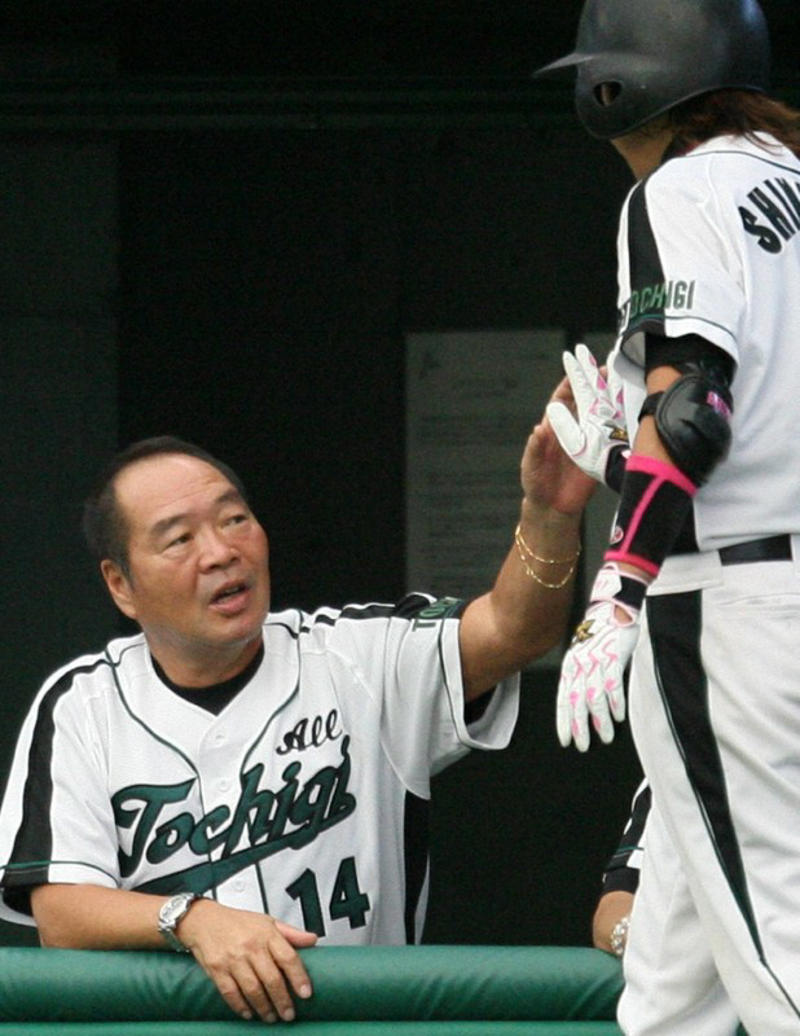 軽妙な語りに多彩な人生経験をにじませる＝東京都中野区で2007年10月29日、松田嘉徳撮影, 大きな声で「発車オーライ」と叫ぶガッツ石松さん＝JR宇都宮駅で2005年8月20日撮影, 世界ボクシング評議会（WBC）ライト級タイトル戦で王者ロドルホ・ゴンザレス（メキシコ）にKO勝ちし、悲願の王座を手にしてファンの祝福に応えるガッツ石松（ヨネクラ）＝日大講堂で1974年4月11日撮影, 対センサク戦へ向けファイティングポーズを示すガッツ石松＝東京・目白のレインボークラブ・ヨネクラジムで1977年3月24日撮影, 第3ラウンド、ガッツ石松が右フックでロハスを攻める＝東京・両国の日大講堂で1975年12月4日撮影, 世界ボクシング評議会（WBC）ライト級タイトル戦の2回、チャンピオンのガッツ石松のストレートがチュリー・ピネダをとらえる。ガッツ石松は判定で4度目の防衛＝近大記念会館で1975年6月5日撮影, 挑戦者ピネダを15ラウンド判定で破り4度目の防衛に成功のガッツ石松＝近大記念会館で1975年6月5日撮影, チャンピオンのゴンザレスを8回KOで破り、ファンの祝福にこたえるガッツ石松＝日大講堂で1974年4月11日撮影, ケン・ブキャナンとのタイトルマッチを前に強気のチャンピオン、ガッツ石松＝東京・赤坂プリンスホテルで1975年2月26日撮影, 輪島功一さん（右端）やガッツ石松さん（右から2人目）ら歴代チャンピオンと一緒にポーズをとる坂田健史氏（右から3人目）＝東京都稲城市の京王線稲城駅前で2011年4月22日、松本惇撮影, 選手とハイタッチするガッツ全栃木野球クラブ総監督のガッツ石松さん（左）＝西武ドームで2009年9月5日、梅田麻衣子撮影, プロボクシング世界チャンピオン会を発足させたガッツ石松氏（左から4人目）ら＝2010年5月14日、安田光高撮影