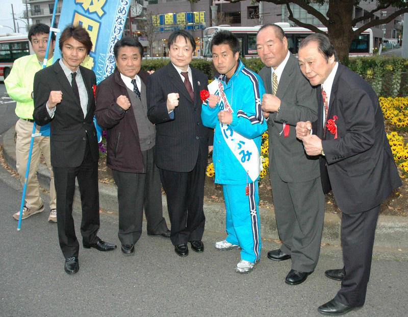 軽妙な語りに多彩な人生経験をにじませる＝東京都中野区で2007年10月29日、松田嘉徳撮影, 大きな声で「発車オーライ」と叫ぶガッツ石松さん＝JR宇都宮駅で2005年8月20日撮影, 世界ボクシング評議会（WBC）ライト級タイトル戦で王者ロドルホ・ゴンザレス（メキシコ）にKO勝ちし、悲願の王座を手にしてファンの祝福に応えるガッツ石松（ヨネクラ）＝日大講堂で1974年4月11日撮影, 対センサク戦へ向けファイティングポーズを示すガッツ石松＝東京・目白のレインボークラブ・ヨネクラジムで1977年3月24日撮影, 第3ラウンド、ガッツ石松が右フックでロハスを攻める＝東京・両国の日大講堂で1975年12月4日撮影, 世界ボクシング評議会（WBC）ライト級タイトル戦の2回、チャンピオンのガッツ石松のストレートがチュリー・ピネダをとらえる。ガッツ石松は判定で4度目の防衛＝近大記念会館で1975年6月5日撮影, 挑戦者ピネダを15ラウンド判定で破り4度目の防衛に成功のガッツ石松＝近大記念会館で1975年6月5日撮影, チャンピオンのゴンザレスを8回KOで破り、ファンの祝福にこたえるガッツ石松＝日大講堂で1974年4月11日撮影, ケン・ブキャナンとのタイトルマッチを前に強気のチャンピオン、ガッツ石松＝東京・赤坂プリンスホテルで1975年2月26日撮影, 輪島功一さん（右端）やガッツ石松さん（右から2人目）ら歴代チャンピオンと一緒にポーズをとる坂田健史氏（右から3人目）＝東京都稲城市の京王線稲城駅前で2011年4月22日、松本惇撮影, 選手とハイタッチするガッツ全栃木野球クラブ総監督のガッツ石松さん（左）＝西武ドームで2009年9月5日、梅田麻衣子撮影, プロボクシング世界チャンピオン会を発足させたガッツ石松氏（左から4人目）ら＝2010年5月14日、安田光高撮影