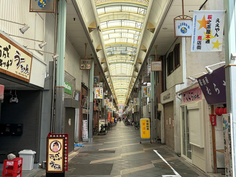 整備が進む新今宮駅周辺の南海本線ガード下, 昭和にタイムスリップした気分, 昼間でも剣呑な空気が漂う三角公園周辺, 飲み屋が多い商店街は賑やかだった, 大阪最大の花街、飲み屋街、屋台村など夜は充実している, 日本の文化のひとつが色濃く残る独特な街