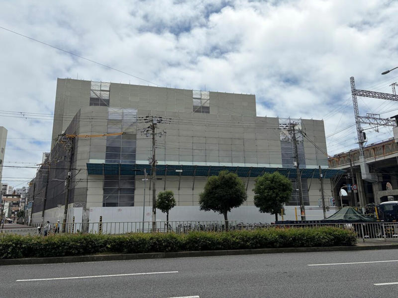 整備が進む新今宮駅周辺の南海本線ガード下, 昭和にタイムスリップした気分, 昼間でも剣呑な空気が漂う三角公園周辺, 飲み屋が多い商店街は賑やかだった, 大阪最大の花街、飲み屋街、屋台村など夜は充実している, 日本の文化のひとつが色濃く残る独特な街