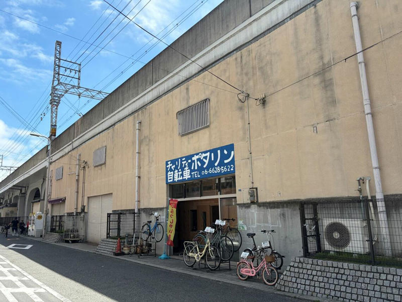 整備が進む新今宮駅周辺の南海本線ガード下, 昭和にタイムスリップした気分, 昼間でも剣呑な空気が漂う三角公園周辺, 飲み屋が多い商店街は賑やかだった, 大阪最大の花街、飲み屋街、屋台村など夜は充実している, 日本の文化のひとつが色濃く残る独特な街