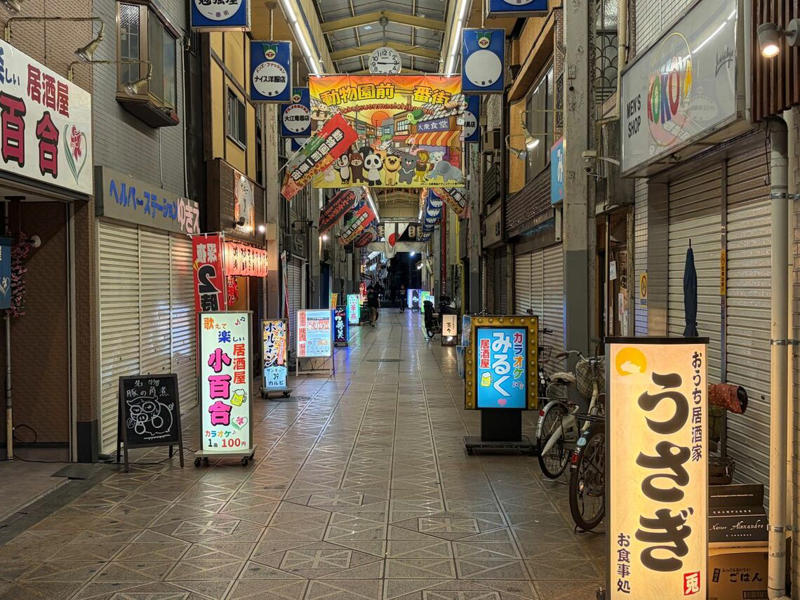 整備が進む新今宮駅周辺の南海本線ガード下, 昭和にタイムスリップした気分, 昼間でも剣呑な空気が漂う三角公園周辺, 飲み屋が多い商店街は賑やかだった, 大阪最大の花街、飲み屋街、屋台村など夜は充実している, 日本の文化のひとつが色濃く残る独特な街