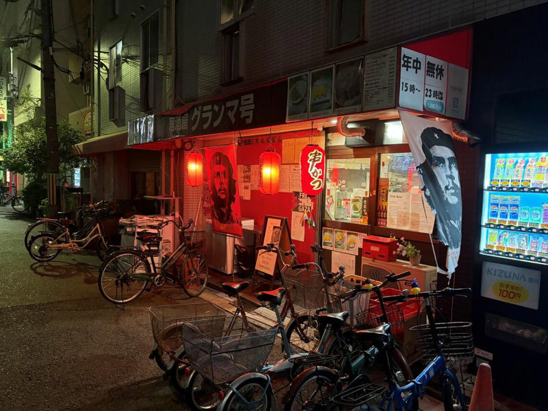 整備が進む新今宮駅周辺の南海本線ガード下, 昭和にタイムスリップした気分, 昼間でも剣呑な空気が漂う三角公園周辺, 飲み屋が多い商店街は賑やかだった, 大阪最大の花街、飲み屋街、屋台村など夜は充実している, 日本の文化のひとつが色濃く残る独特な街