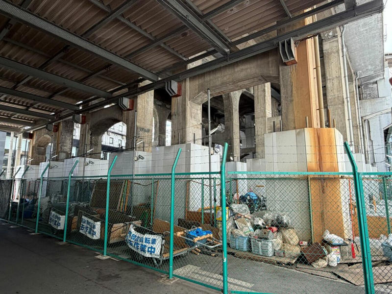 整備が進む新今宮駅周辺の南海本線ガード下, 昭和にタイムスリップした気分, 昼間でも剣呑な空気が漂う三角公園周辺, 飲み屋が多い商店街は賑やかだった, 大阪最大の花街、飲み屋街、屋台村など夜は充実している, 日本の文化のひとつが色濃く残る独特な街