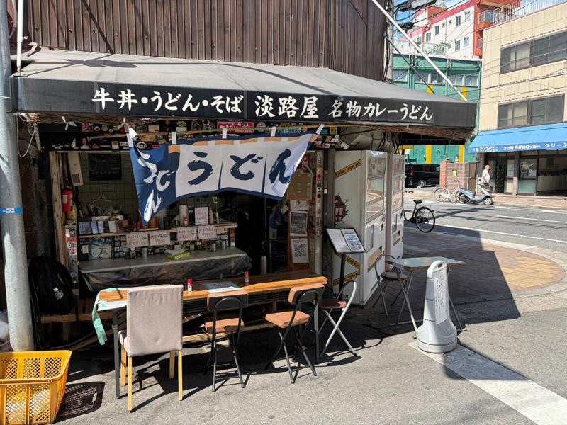 整備が進む新今宮駅周辺の南海本線ガード下, 昭和にタイムスリップした気分, 昼間でも剣呑な空気が漂う三角公園周辺, 飲み屋が多い商店街は賑やかだった, 大阪最大の花街、飲み屋街、屋台村など夜は充実している, 日本の文化のひとつが色濃く残る独特な街