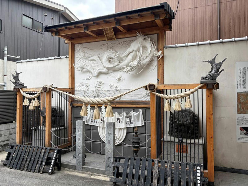 整備が進む新今宮駅周辺の南海本線ガード下, 昭和にタイムスリップした気分, 昼間でも剣呑な空気が漂う三角公園周辺, 飲み屋が多い商店街は賑やかだった, 大阪最大の花街、飲み屋街、屋台村など夜は充実している, 日本の文化のひとつが色濃く残る独特な街