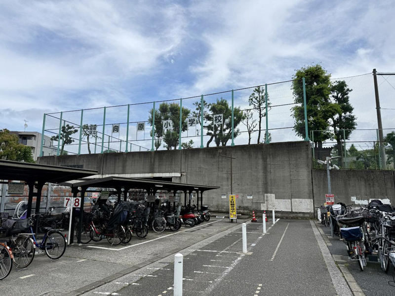駅の開設が遅く、地下駅のみ, 駅前一等地に2つの小学校, 幹線道路に対する反対運動, 住民が住環境を守った, 住民の手でつくられた再開発されない街