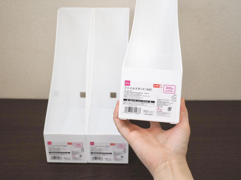 書類整理だけじゃない！ ファイルスタンドの活用法, 置いておきたい小物たちで、机の上がごちゃつきやすい, 横向きに重ねると、角にぴったり収まるミニ棚に, バッグも立てて整理。ちょい置きゾーンにも使えそう