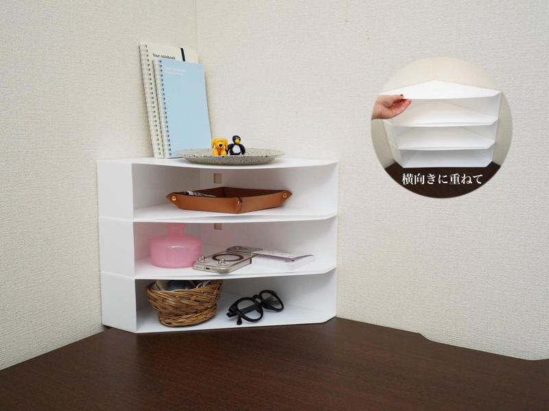 書類整理だけじゃない！ ファイルスタンドの活用法, 置いておきたい小物たちで、机の上がごちゃつきやすい, 横向きに重ねると、角にぴったり収まるミニ棚に, バッグも立てて整理。ちょい置きゾーンにも使えそう