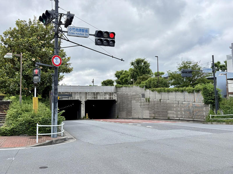 駅の開設が遅く、地下駅のみ, 駅前一等地に2つの小学校, 幹線道路に対する反対運動, 住民が住環境を守った, 住民の手でつくられた再開発されない街