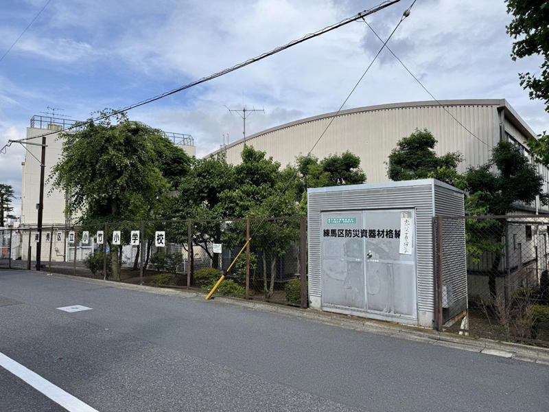駅の開設が遅く、地下駅のみ, 駅前一等地に2つの小学校, 幹線道路に対する反対運動, 住民が住環境を守った, 住民の手でつくられた再開発されない街