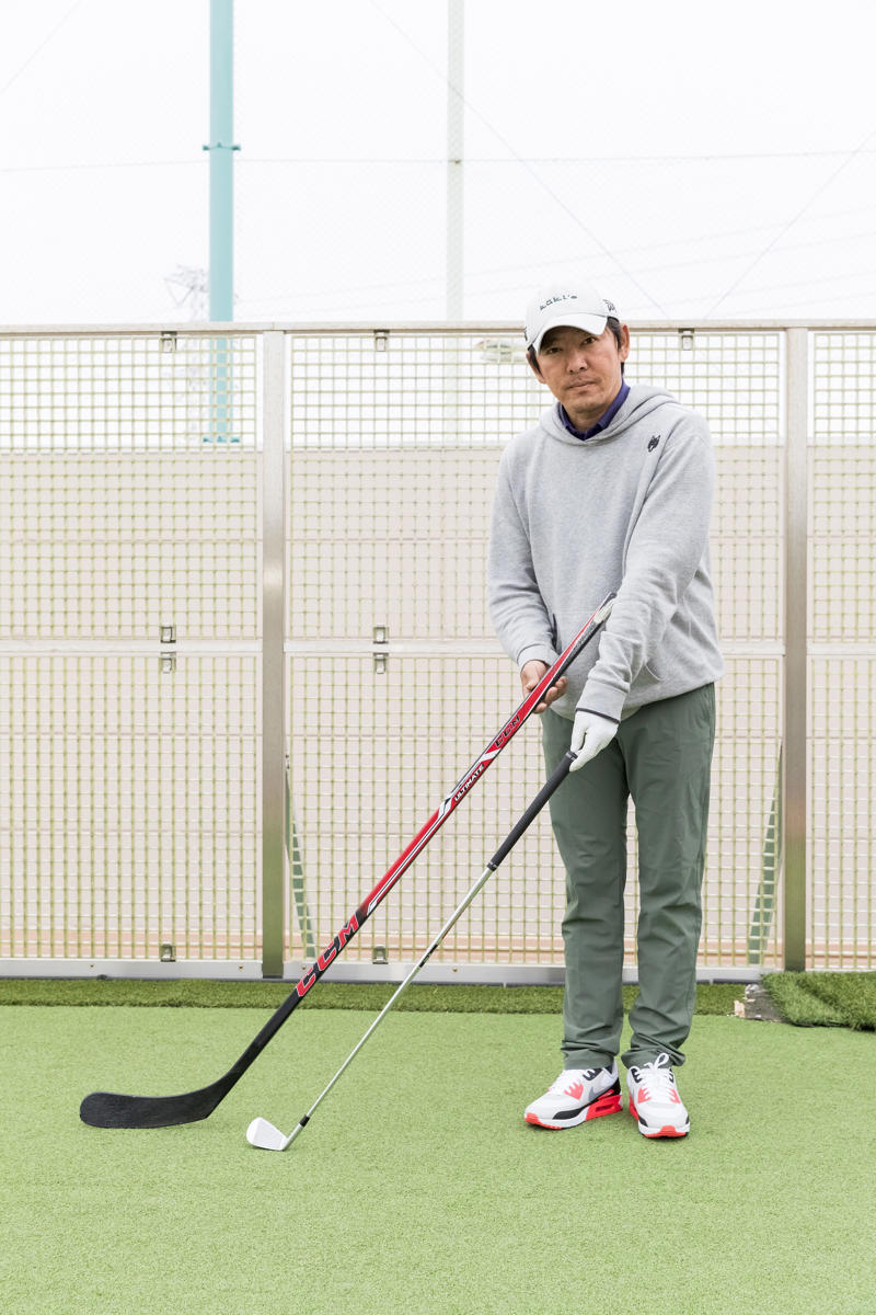 芯に当てたい意識がスイング軌道やクラブの向きを乱す, ボールがつかまってスムーズに転がる！, トゥで構えても意外とトゥに当たらない！, 真っすぐ強く打つにはトゥを返す動きが必ず入る, ホッケーのショットのイメージはインパクトで上体が起き上がるのを防げる, ホッケーの要領でクラブを持ってボールを打ってみよう, フェースが返ったレイトヒットは間違いではない