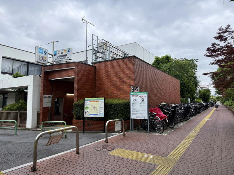 駅の開設が遅く、地下駅のみ, 駅前一等地に2つの小学校, 幹線道路に対する反対運動, 住民が住環境を守った, 住民の手でつくられた再開発されない街