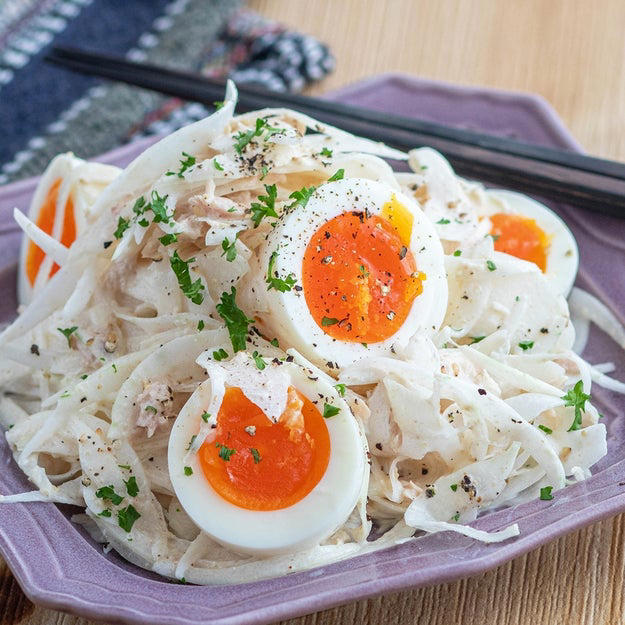 新玉ねぎとトマトと生ハムのサラダ, 新玉ねぎ、これで「お店よりおいしい！」切って和えるだけの簡単サラダレシピ, 新玉ねぎとゆで卵のツナマヨサラダ, 【新玉ねぎ1個じゃ足りないかも】「実は週3で作ってる」切って和えるだけ！無限に食べられるツナマヨサラダのレシピ, 新玉ねぎの和風生姜ナムル, 【新玉ねぎはこう食べて】「丸ごと1個ペロリといける！」「サクサク天かす+とろ〜り卵黄で幸せ」和風生姜ナムル, 新玉ねぎとカニ風味かまぼこのさっぱり和え, 【新玉ねぎが止まらない】火を使わず5分で完成！みずみずしさと甘みを楽しむ簡単副菜レシピ