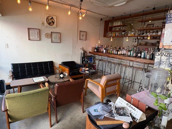 スリランカカレーとは？, 谷根千エリアにある、カフェ風のカレー屋さん, チキンスリランカカレー 1400円, 混ぜて楽しいスリランカカレー