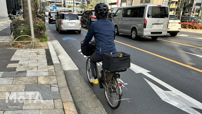 車道を走る自転車が急増！ 左折リスクが高まる理由, 1. 車道に慣れていない自転車が急増する, 2. 交差点の左折時に事故が集中している, 左折巻き込み事故の過失割合は？ クルマ側が最大100%, それでも事故が起きたら？ ドライバーが払う3つの代償, 1. 自動車保険の等級ダウン, 2. 違反点数の加算, 3. 高額な損害賠償, 自転車を巻き込まない！ 正しい左折の手順と3つのポイント, 「妨害行為」となる左寄せは絶対にNG, STEP1｜ルームミラー→左ドアミラー→目視で死角をなくす, STEP2｜左折地点の30m手前でウインカーを出す, STEP3｜左寄せ＋徐行（10km以下）をセットで実践する, まとめ｜今日からできる、左折リスクへの備え