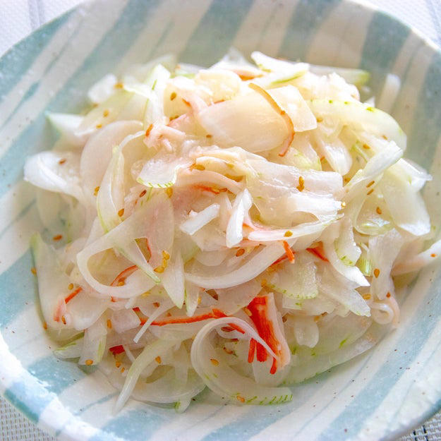 新玉ねぎとトマトと生ハムのサラダ, 新玉ねぎ、これで「お店よりおいしい！」切って和えるだけの簡単サラダレシピ, 新玉ねぎとゆで卵のツナマヨサラダ, 【新玉ねぎ1個じゃ足りないかも】「実は週3で作ってる」切って和えるだけ！無限に食べられるツナマヨサラダのレシピ, 新玉ねぎの和風生姜ナムル, 【新玉ねぎはこう食べて】「丸ごと1個ペロリといける！」「サクサク天かす+とろ〜り卵黄で幸せ」和風生姜ナムル, 新玉ねぎとカニ風味かまぼこのさっぱり和え, 【新玉ねぎが止まらない】火を使わず5分で完成！みずみずしさと甘みを楽しむ簡単副菜レシピ