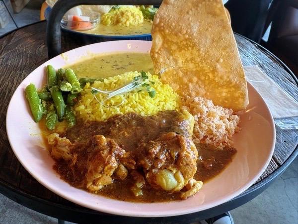 スリランカカレーとは？, 谷根千エリアにある、カフェ風のカレー屋さん, チキンスリランカカレー 1400円, 混ぜて楽しいスリランカカレー