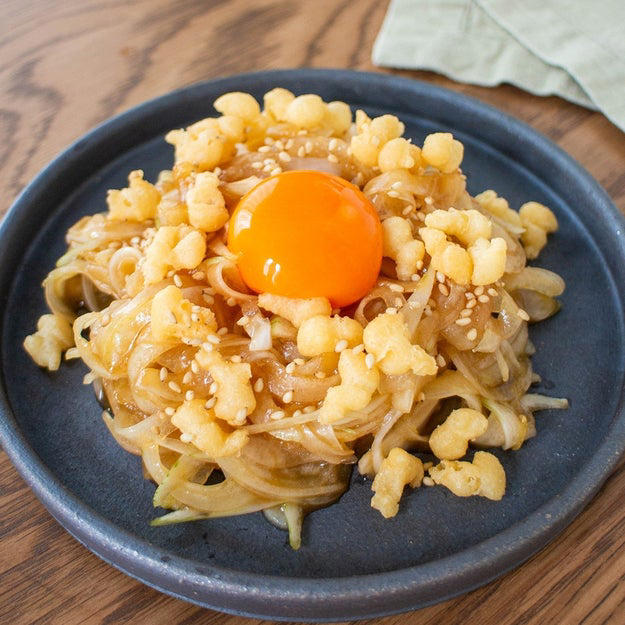 新玉ねぎとトマトと生ハムのサラダ, 新玉ねぎ、これで「お店よりおいしい！」切って和えるだけの簡単サラダレシピ, 新玉ねぎとゆで卵のツナマヨサラダ, 【新玉ねぎ1個じゃ足りないかも】「実は週3で作ってる」切って和えるだけ！無限に食べられるツナマヨサラダのレシピ, 新玉ねぎの和風生姜ナムル, 【新玉ねぎはこう食べて】「丸ごと1個ペロリといける！」「サクサク天かす+とろ〜り卵黄で幸せ」和風生姜ナムル, 新玉ねぎとカニ風味かまぼこのさっぱり和え, 【新玉ねぎが止まらない】火を使わず5分で完成！みずみずしさと甘みを楽しむ簡単副菜レシピ