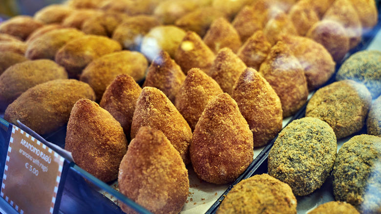 1. Arancini, 2. Folpetti, 3. Piadina, 4. Pizza rústica, 5. Olive ascolane, 6. Maritozzi, 7. Panzerotti, 8. Panelle, 9. Sfogliatelle, 10. Frittatina di pasta