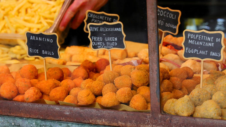 1. Arancini, 2. Folpetti, 3. Piadina, 4. Pizza rústica, 5. Olive ascolane, 6. Maritozzi, 7. Panzerotti, 8. Panelle, 9. Sfogliatelle, 10. Frittatina di pasta