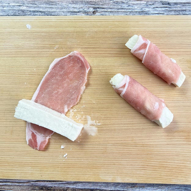 肉巻き豆腐の照り焼き, 作り方： ① 木綿豆腐はキッチンペーパーで包み、耐熱皿にのせて600Wの電子レンジで3分加熱して水切りする。粗熱が取れたら、半分の厚さに切り重ねたまま横に置き更に5等分の幅に切る。, ② バットに片栗粉を入れて①をまぶしたら、1本ずつ豚ロース肉で巻く。, ③ フライパンにサラダ油（分量外、大さじ1程度）を引き、中火で熱する。②を並べて全体的にこんがりと焼き色をつける。, ④ 合わせた【A】を加えて煮からめたら、完成！, 濃いめの味付けだからメイン料理にもオススメ◎