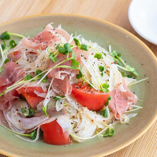 新玉ねぎとトマトと生ハムのサラダ, 新玉ねぎ、これで「お店よりおいしい！」切って和えるだけの簡単サラダレシピ, 新玉ねぎとゆで卵のツナマヨサラダ, 【新玉ねぎ1個じゃ足りないかも】「実は週3で作ってる」切って和えるだけ！無限に食べられるツナマヨサラダのレシピ, 新玉ねぎの和風生姜ナムル, 【新玉ねぎはこう食べて】「丸ごと1個ペロリといける！」「サクサク天かす+とろ〜り卵黄で幸せ」和風生姜ナムル, 新玉ねぎとカニ風味かまぼこのさっぱり和え, 【新玉ねぎが止まらない】火を使わず5分で完成！みずみずしさと甘みを楽しむ簡単副菜レシピ