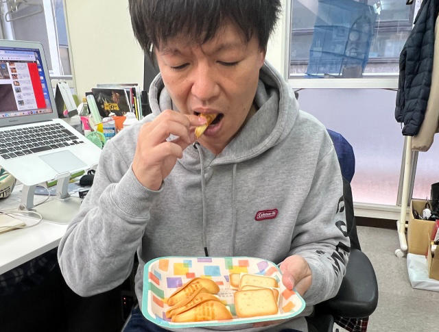 ・圧倒的な人の多さ, ・実際に食べてみた, ・ブラインドテスト的に食べ比べ, ・佐藤英典 → スノーミルクチーズの方が美味い, ・中澤星児 → お土産として渡すならスノーミルクチーズ, ・GO羽鳥 → スノーミルクチーズの方が美味い, ・原田たかし → スノーミルクチーズの方が美味い, ・Yoshio → 白い恋人の方が美味い, ・P.K.サンジュン → 白い恋人の方が美味い, ・あひるねこ → スノーミルクチーズの方が美味い, ・ジュンくん → 白い恋人の方が美味い, ・今回ご紹介したイベントの詳細データ