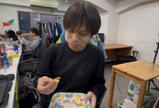 ・圧倒的な人の多さ, ・実際に食べてみた, ・ブラインドテスト的に食べ比べ, ・佐藤英典 → スノーミルクチーズの方が美味い, ・中澤星児 → お土産として渡すならスノーミルクチーズ, ・GO羽鳥 → スノーミルクチーズの方が美味い, ・原田たかし → スノーミルクチーズの方が美味い, ・Yoshio → 白い恋人の方が美味い, ・P.K.サンジュン → 白い恋人の方が美味い, ・あひるねこ → スノーミルクチーズの方が美味い, ・ジュンくん → 白い恋人の方が美味い, ・今回ご紹介したイベントの詳細データ