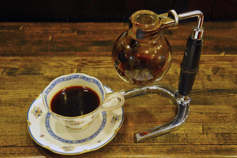 王道純喫茶で味わう昔ながらのナポリタン『珈琲 琵琶湖』, 『珈琲 琵琶湖』店舗詳細, オリジナリティあふれるモーニングが自慢！『きりん珈琲』, 『きりん珈琲』店舗詳細, ロートレックの作品を飾った古き良きパリのカフェ『チェリー』, 『チェリー』店舗詳細, 時がゆっくりと流れる昭和レトロ喫茶『テラス・ドルチェ』, 『テラス・ドルチェ』店舗詳細, スペシャリティコーヒーに定食、お酒まで楽しめる『Cafe ig（カフェ アイジー）』, 日本茶で楽しむ和スタイルカフェ『KAKUMEI Burger&amp;Café』, おいしいマクロビで心も体もリセット『ひだまりカフェ』, 『ひだまりカフェ』店舗詳細