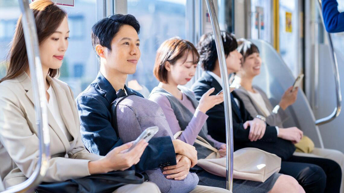 スニーカーローファーは従来の靴と何が違うのか, スニーカーローファーは「カジュアルに寄せている」, ワンタックのパンツを合わせよう, 「おじさんっぽい」と避けられてきたが…, 靴単体で考えない「全体最適」の思考