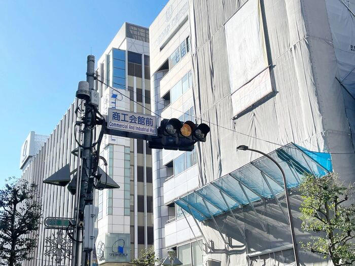 外出時に身の周りにあるものから現在地を知る方法, 電柱の街区表示板、電柱番号, 自動販売機の住所表示ステッカー, 非常時の通報に知っていると役立つ場所の確認方法, 1. 信号機の交差点名やバス停名, 2. 都内なら道路標識、信号機の制御用箱の管理番号をチェック, 3. コンビニなどのお店の名前