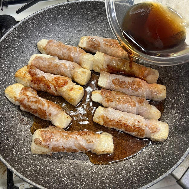 肉巻き豆腐の照り焼き, 作り方： ① 木綿豆腐はキッチンペーパーで包み、耐熱皿にのせて600Wの電子レンジで3分加熱して水切りする。粗熱が取れたら、半分の厚さに切り重ねたまま横に置き更に5等分の幅に切る。, ② バットに片栗粉を入れて①をまぶしたら、1本ずつ豚ロース肉で巻く。, ③ フライパンにサラダ油（分量外、大さじ1程度）を引き、中火で熱する。②を並べて全体的にこんがりと焼き色をつける。, ④ 合わせた【A】を加えて煮からめたら、完成！, 濃いめの味付けだからメイン料理にもオススメ◎