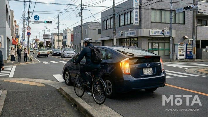 車道を走る自転車が急増！ 左折リスクが高まる理由, 1. 車道に慣れていない自転車が急増する, 2. 交差点の左折時に事故が集中している, 左折巻き込み事故の過失割合は？ クルマ側が最大100%, それでも事故が起きたら？ ドライバーが払う3つの代償, 1. 自動車保険の等級ダウン, 2. 違反点数の加算, 3. 高額な損害賠償, 自転車を巻き込まない！ 正しい左折の手順と3つのポイント, 「妨害行為」となる左寄せは絶対にNG, STEP1｜ルームミラー→左ドアミラー→目視で死角をなくす, STEP2｜左折地点の30m手前でウインカーを出す, STEP3｜左寄せ＋徐行（10km以下）をセットで実践する, まとめ｜今日からできる、左折リスクへの備え