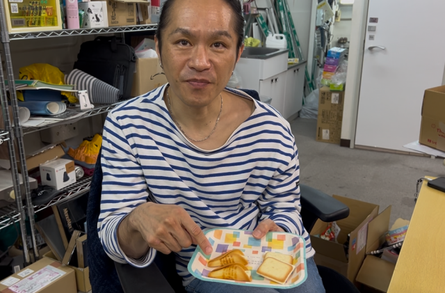・圧倒的な人の多さ, ・実際に食べてみた, ・ブラインドテスト的に食べ比べ, ・佐藤英典 → スノーミルクチーズの方が美味い, ・中澤星児 → お土産として渡すならスノーミルクチーズ, ・GO羽鳥 → スノーミルクチーズの方が美味い, ・原田たかし → スノーミルクチーズの方が美味い, ・Yoshio → 白い恋人の方が美味い, ・P.K.サンジュン → 白い恋人の方が美味い, ・あひるねこ → スノーミルクチーズの方が美味い, ・ジュンくん → 白い恋人の方が美味い, ・今回ご紹介したイベントの詳細データ