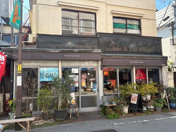 スリランカカレーとは？, 谷根千エリアにある、カフェ風のカレー屋さん, チキンスリランカカレー 1400円, 混ぜて楽しいスリランカカレー